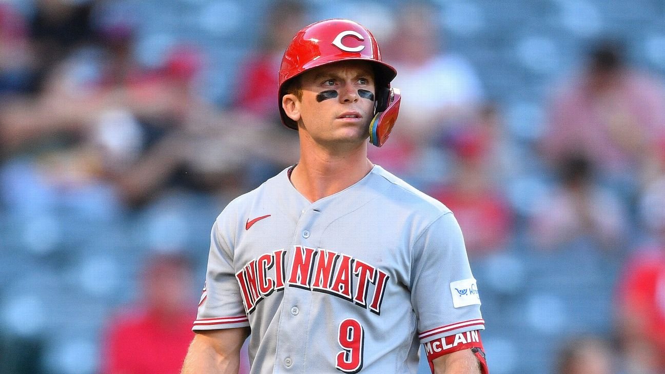 Reds star 2B McLain undergoes shoulder surgery