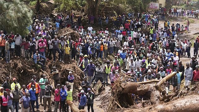 Kenyan government distributes food aid to people displaced by floods