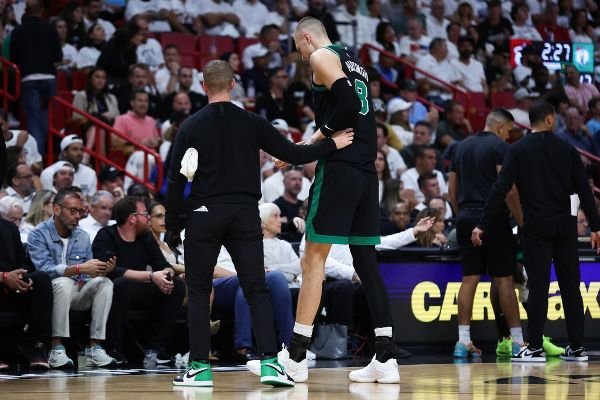 Celtics take 3-1 series lead but lose Porzingis