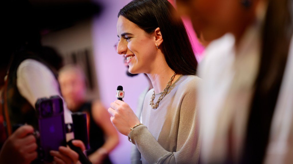 Caitlin Clark trying to avoid taking pictures on the WNBA’s orange carpet was so relatable