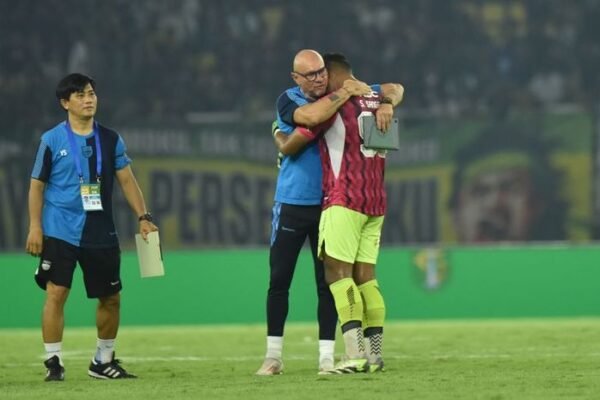 Kalah dari Persebaya, Pelatih Kiper Persib Pasang Badan Buat Sheva Sanggasi yang Jalani Debut Pahit