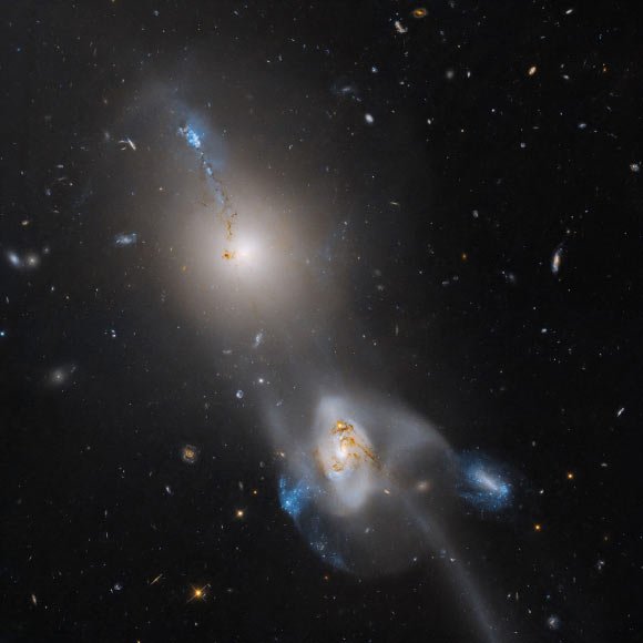 Hubble Observes Ongoing Merger of Two Massive Galaxies: Arp 105