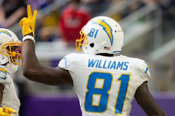 WR Williams returning to Chargers on 1-year deal