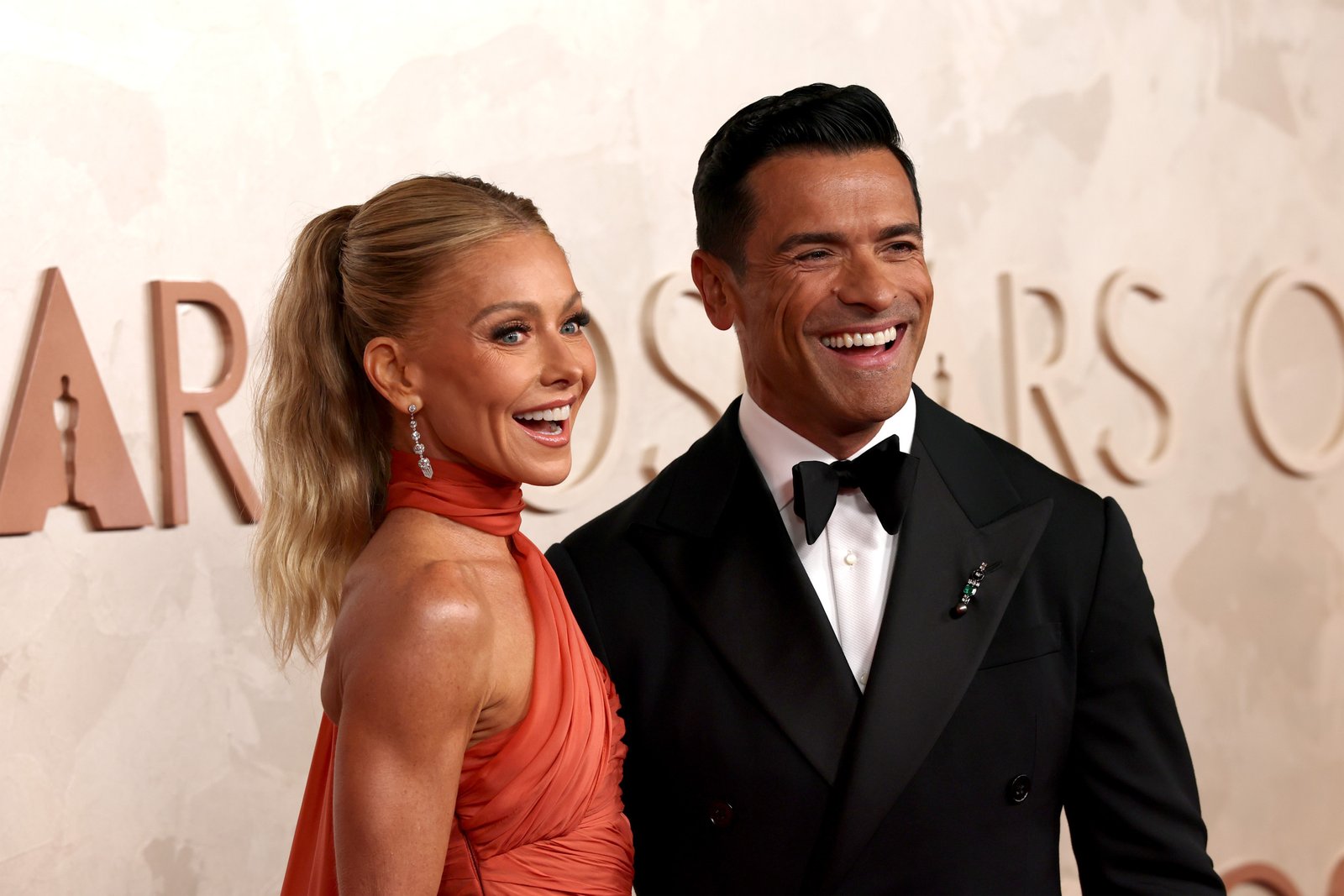 Kelly Ripa Reacts to Husband’s Wardrobe Malfunction on Live TV