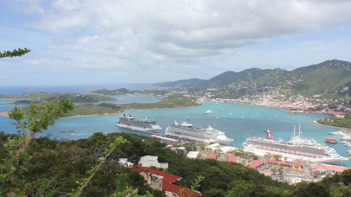 Norwegian cruise ship smoke raises alarm at Caribbean port