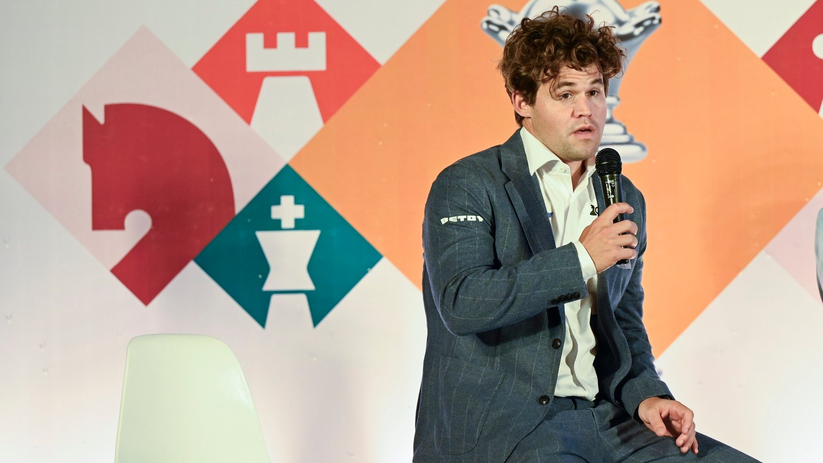 143,000 people teamed up to tie the world’s top chess player