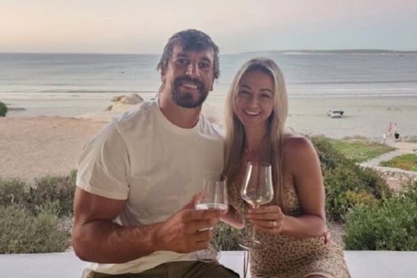 ‘Pappa is back’: Eben Etzebeth’s home welcome melts hearts